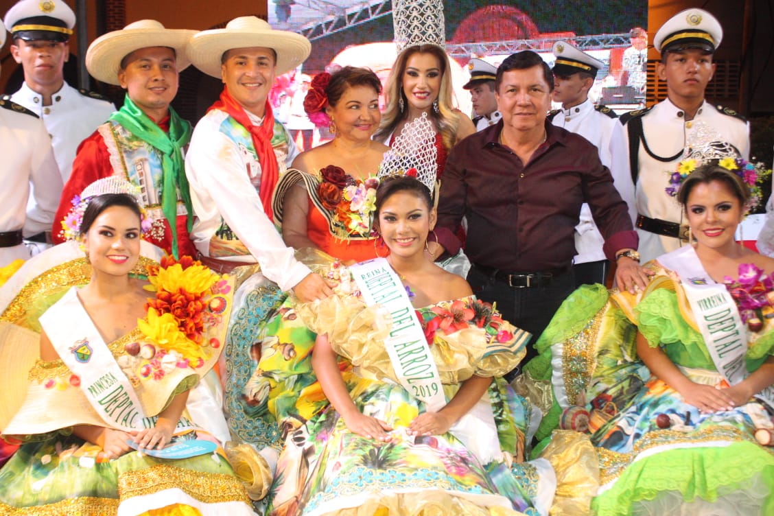 El ramillete de ganadoras lo integran Karol Sofía Medina Hidalgo, nueva Reina Departamental del Arroz que representó al municipio de Aipe, la acompañan la virreina Laura Vanessa Rivera Cuéllar, del municipio de Algeciras y María Alejandra Arias Silva de Campoalegre que fue designada como princesa; también las acompañan el alcalde Aldemar Gutiérrez y Carmenza Cortes Ochoa, gestora social del municipio.